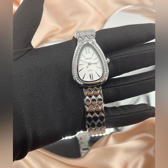Elegant Teardrop Silver Quartz Watch - Picture 4 of 7